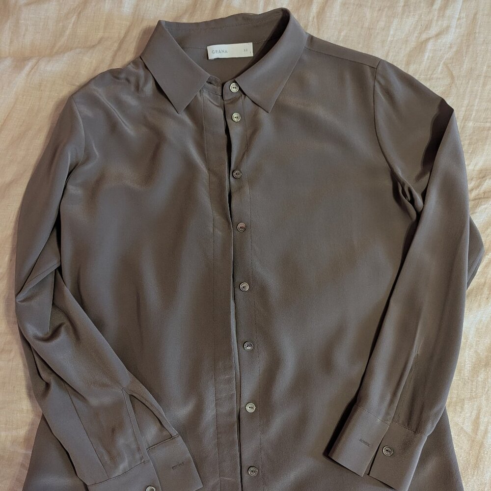 Grana 100% Silk Button Down Shirt XS, Taupe, Like New Luxury Minimalist Top
